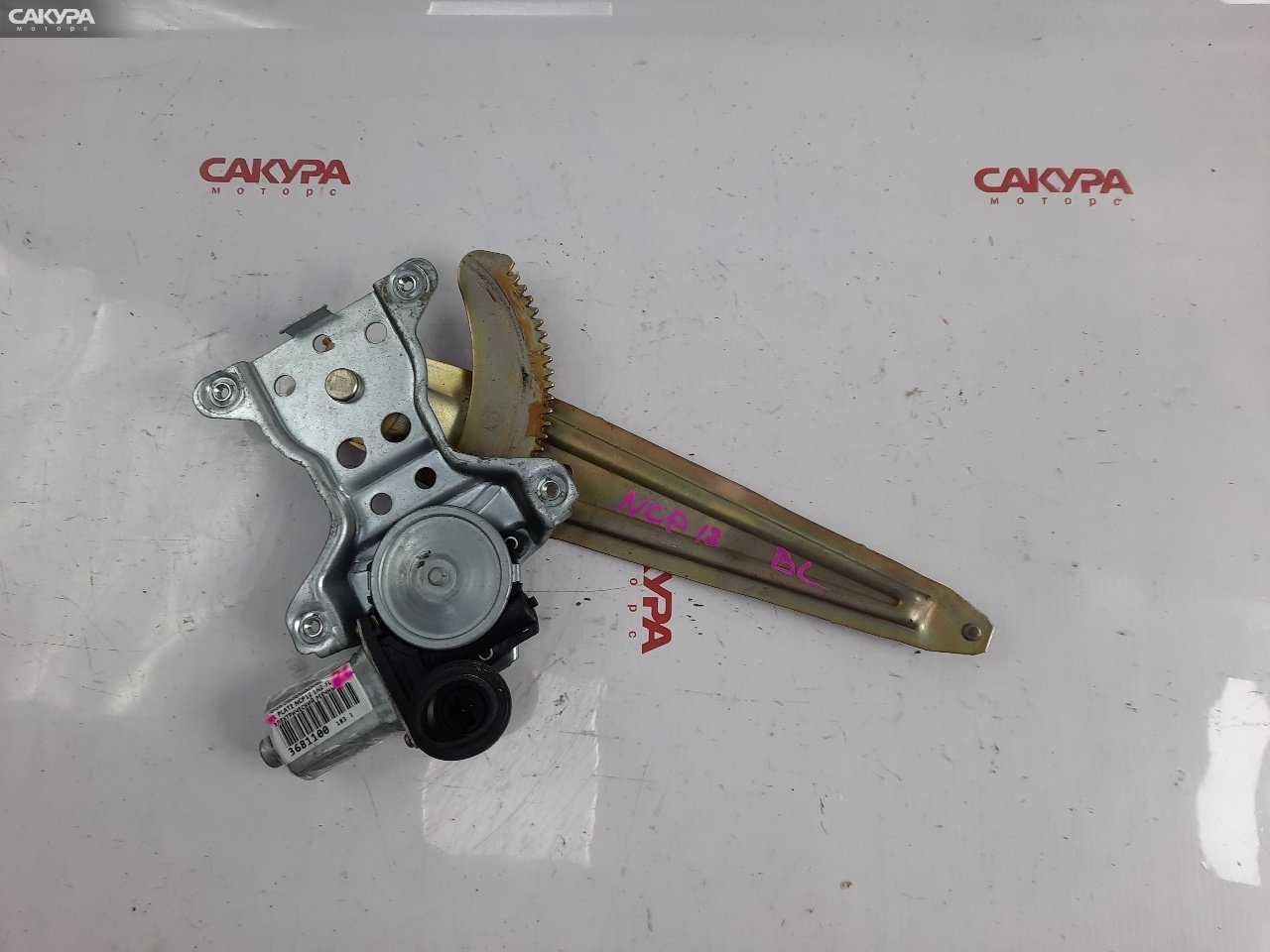 Стеклоподъемник задний левый Toyota Platz NCP12 1NZ-FE: купить в Сакура Красноярск.