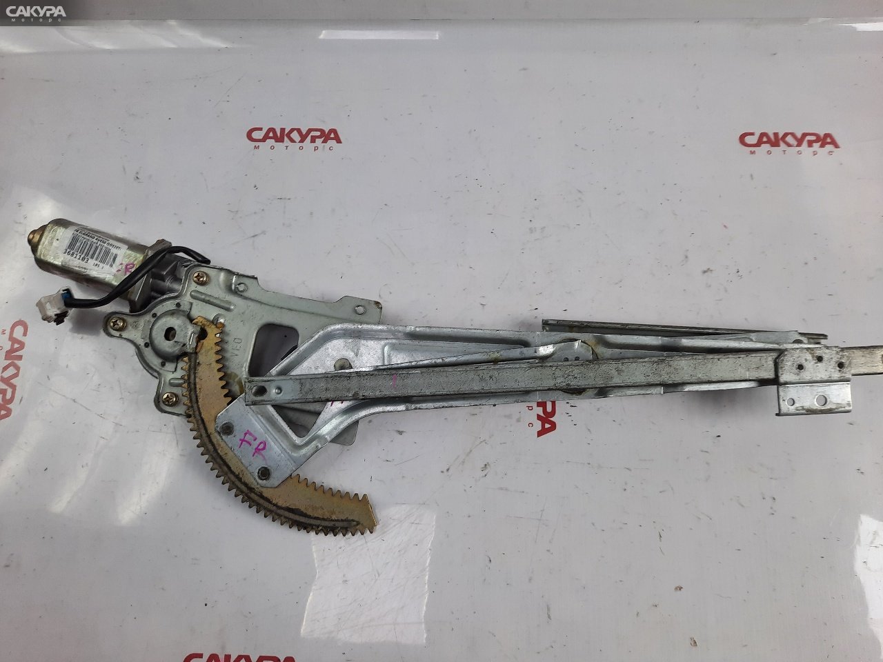 Стеклоподъемник передний правый Nissan Elgrand AVE50 QD32ETi: купить в Сакура Красноярск.