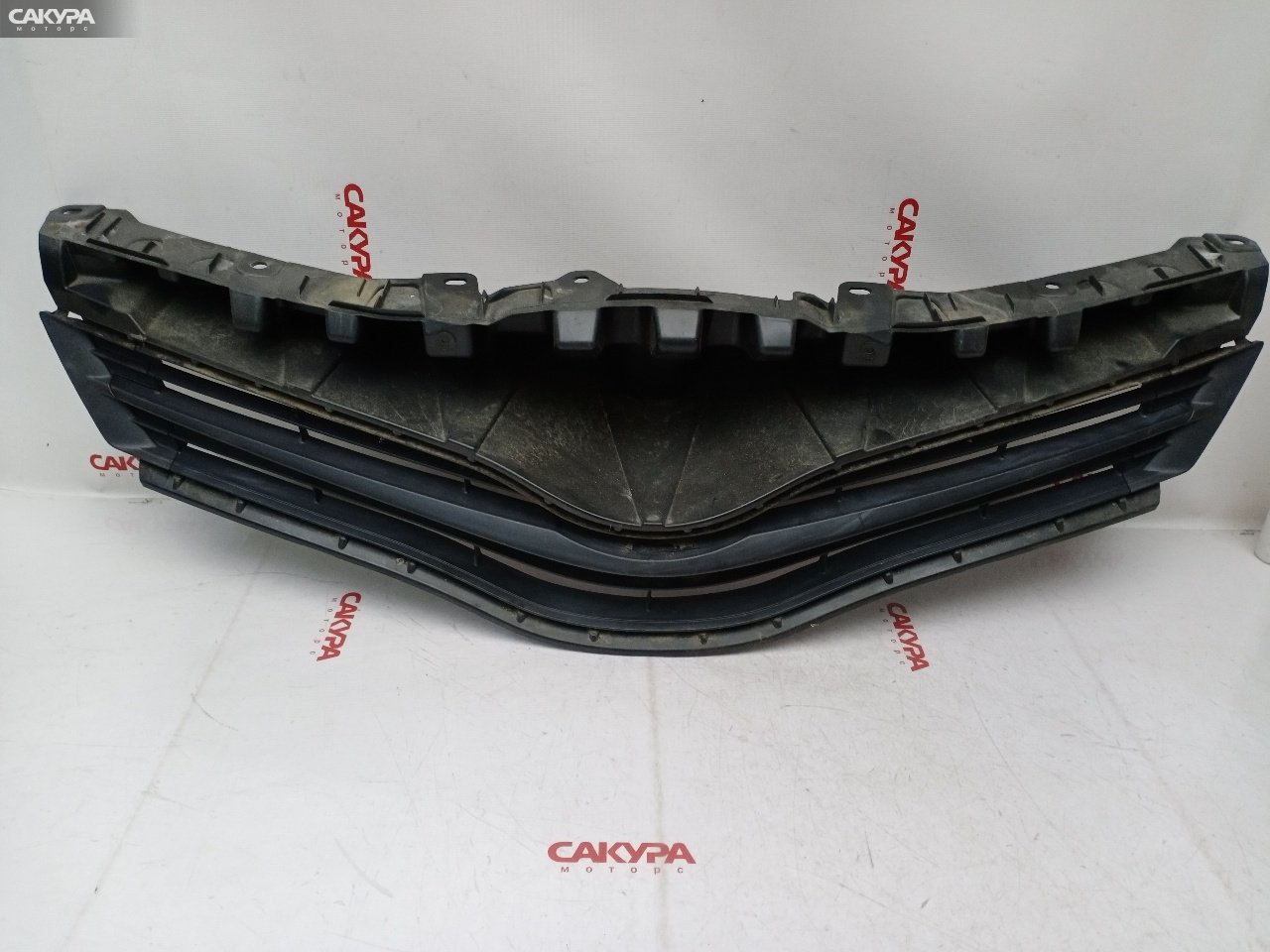 Решетка радиатора Toyota Vitz KSP130 1KR-FE: купить в Сакура Красноярск.