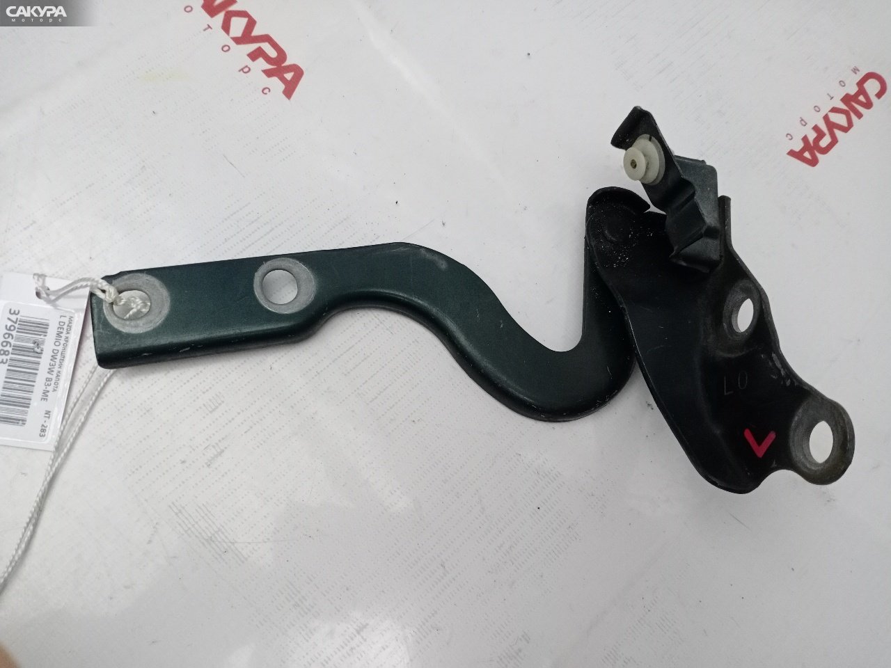 Кронштейн капота левый Mazda Demio DW3W B3-ME: купить в Сакура Красноярск.