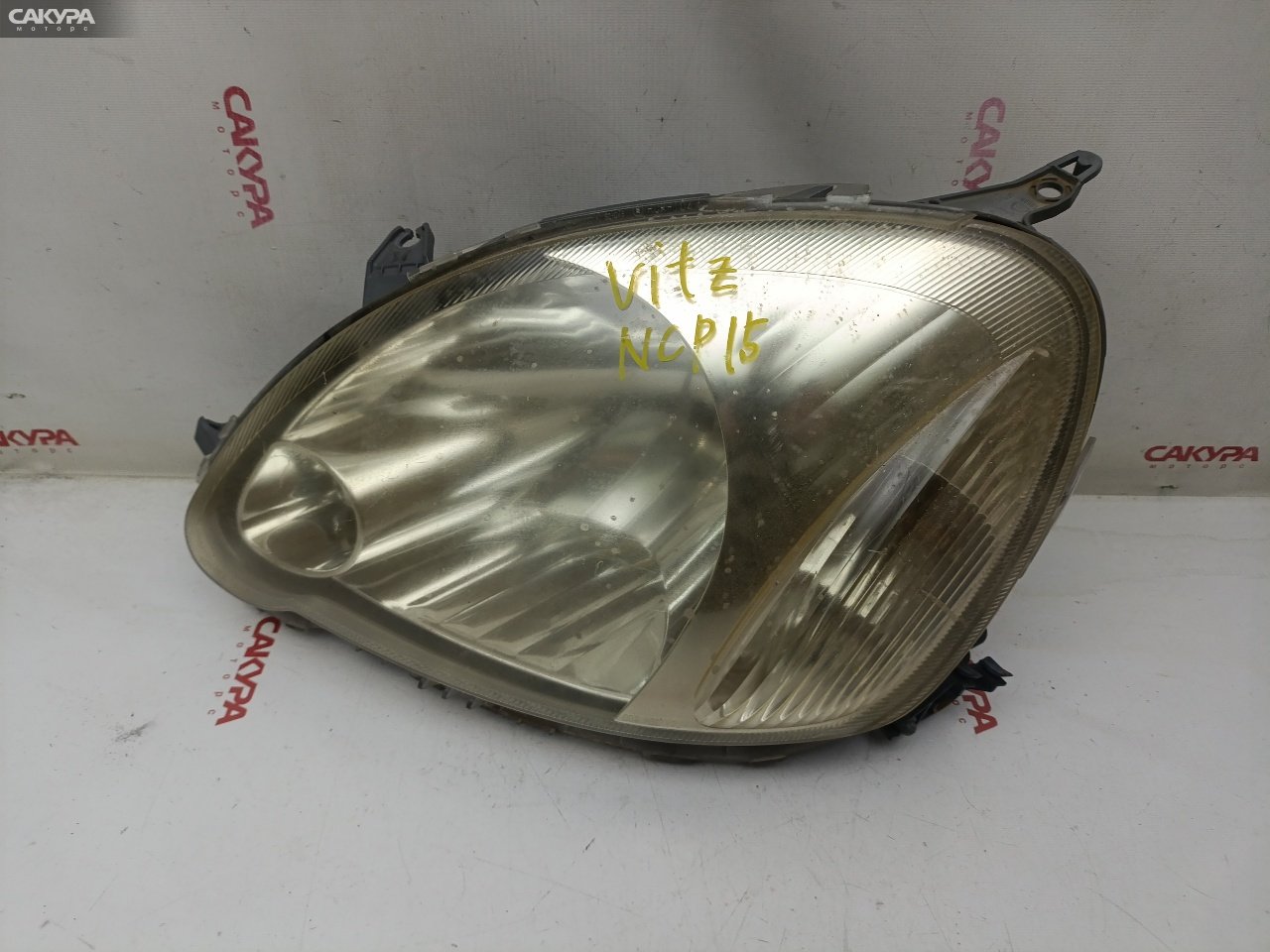 Фара левая Toyota Vitz NCP15 2NZ-FE 52-046: купить в Сакура Красноярск.
