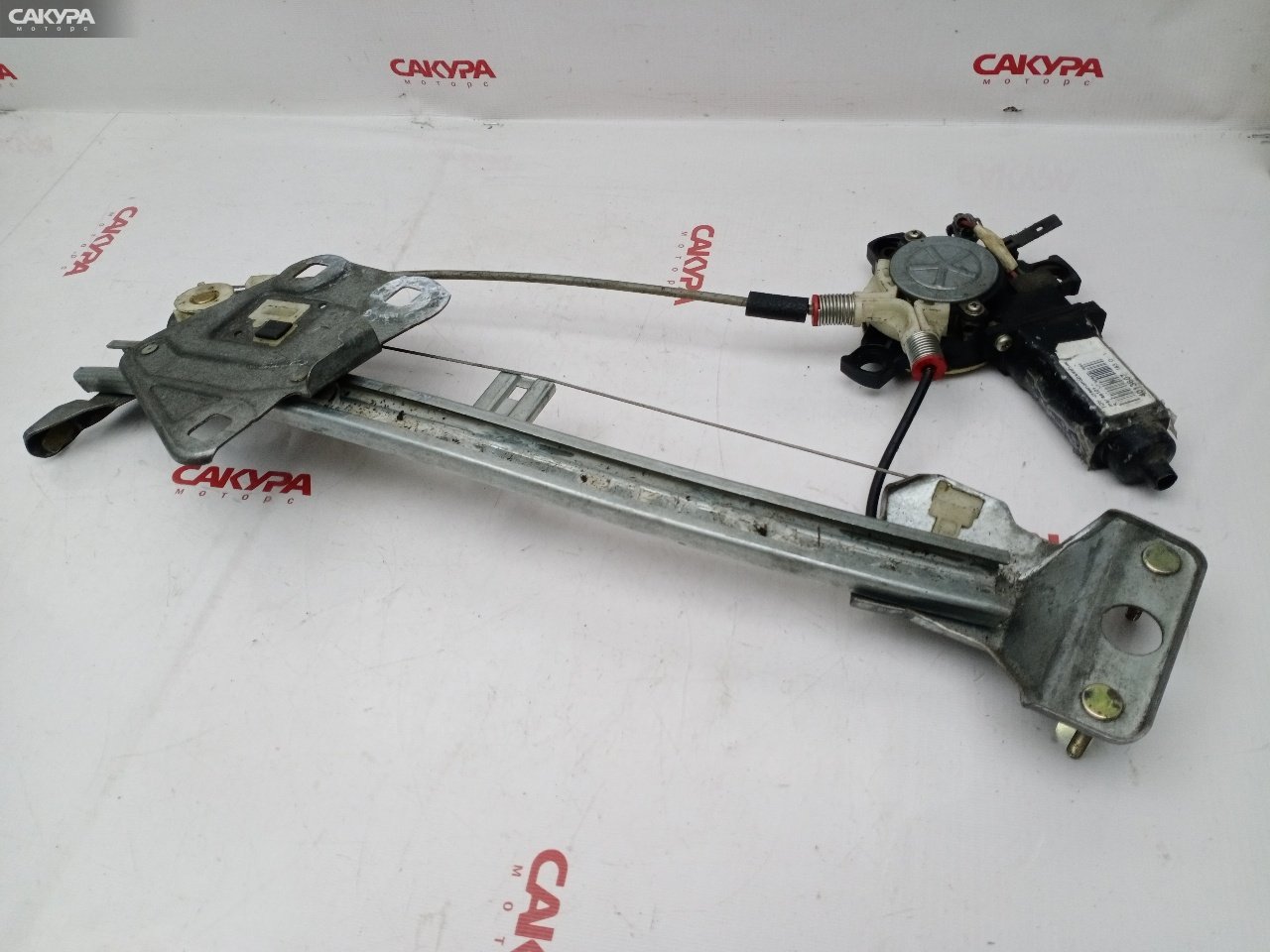 Стеклоподъемник задний левый Toyota Sprinter Marino AE101 4A-FE: купить в Сакура Красноярск.