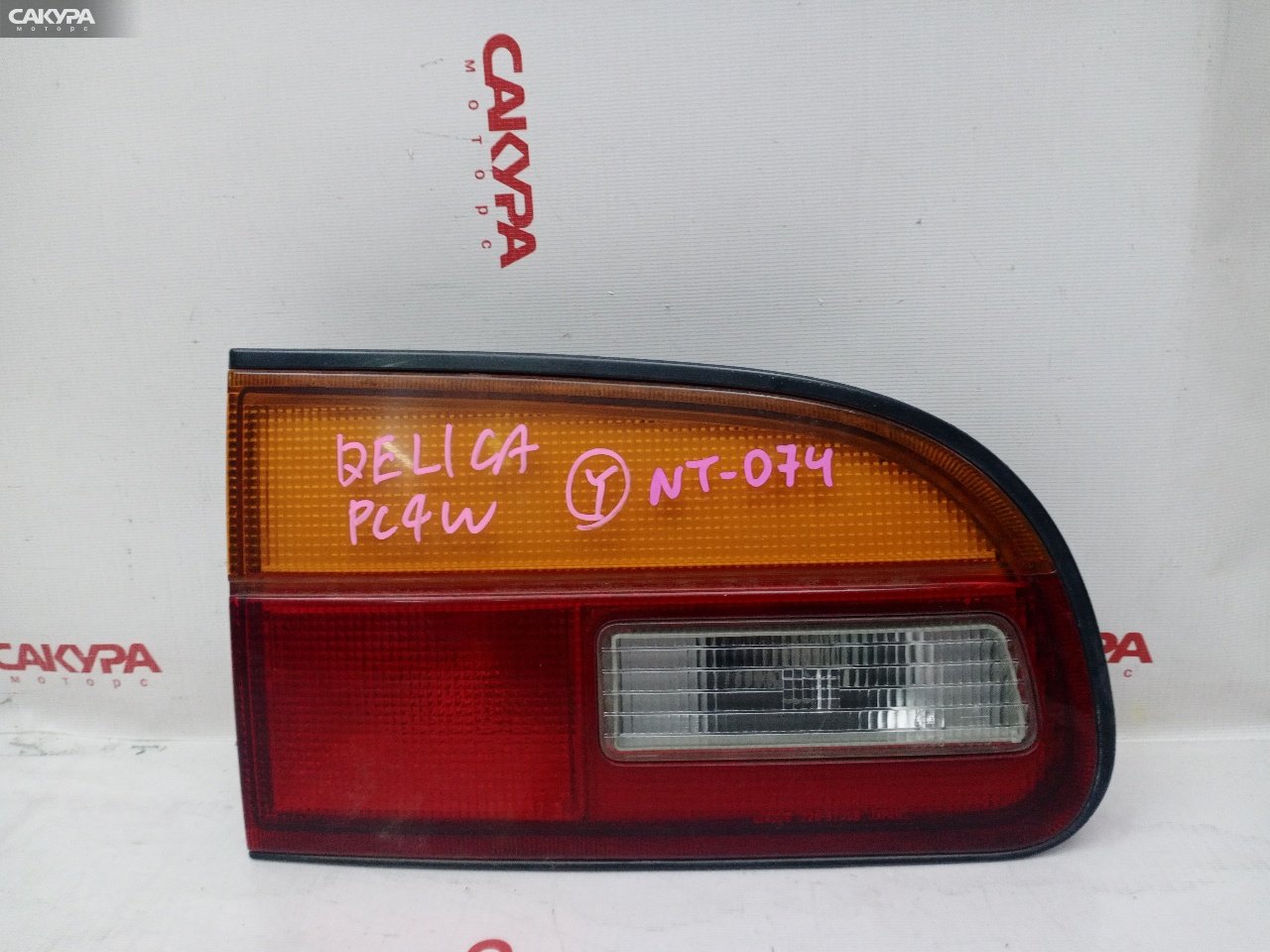 Фонарь вставка багажника левый Mitsubishi Delica PC4W 4G64 226-87009: купить в Сакура Красноярск.