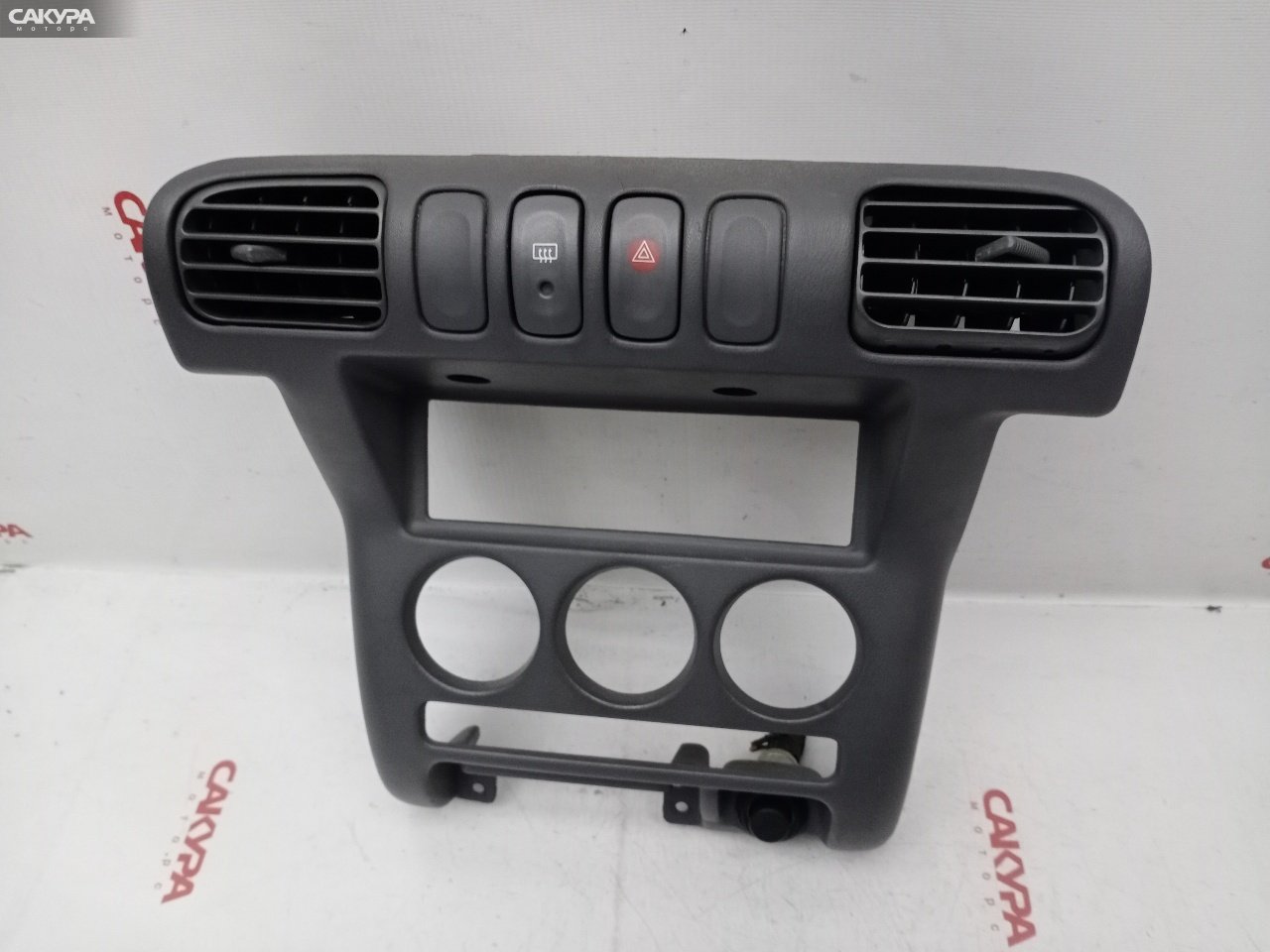 Рамка магнитолы Nissan March K11 CG10DE: купить в Сакура Красноярск.