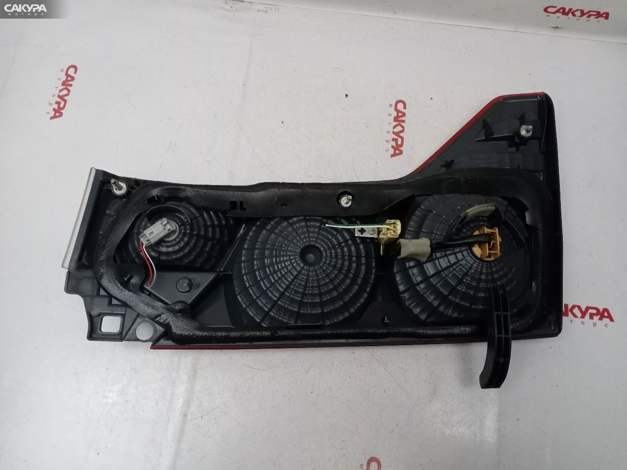 Фонарь вставка багажника левый Toyota Alphard MNH10W 1MZ-FE 58-19: купить в Сакура Красноярск.