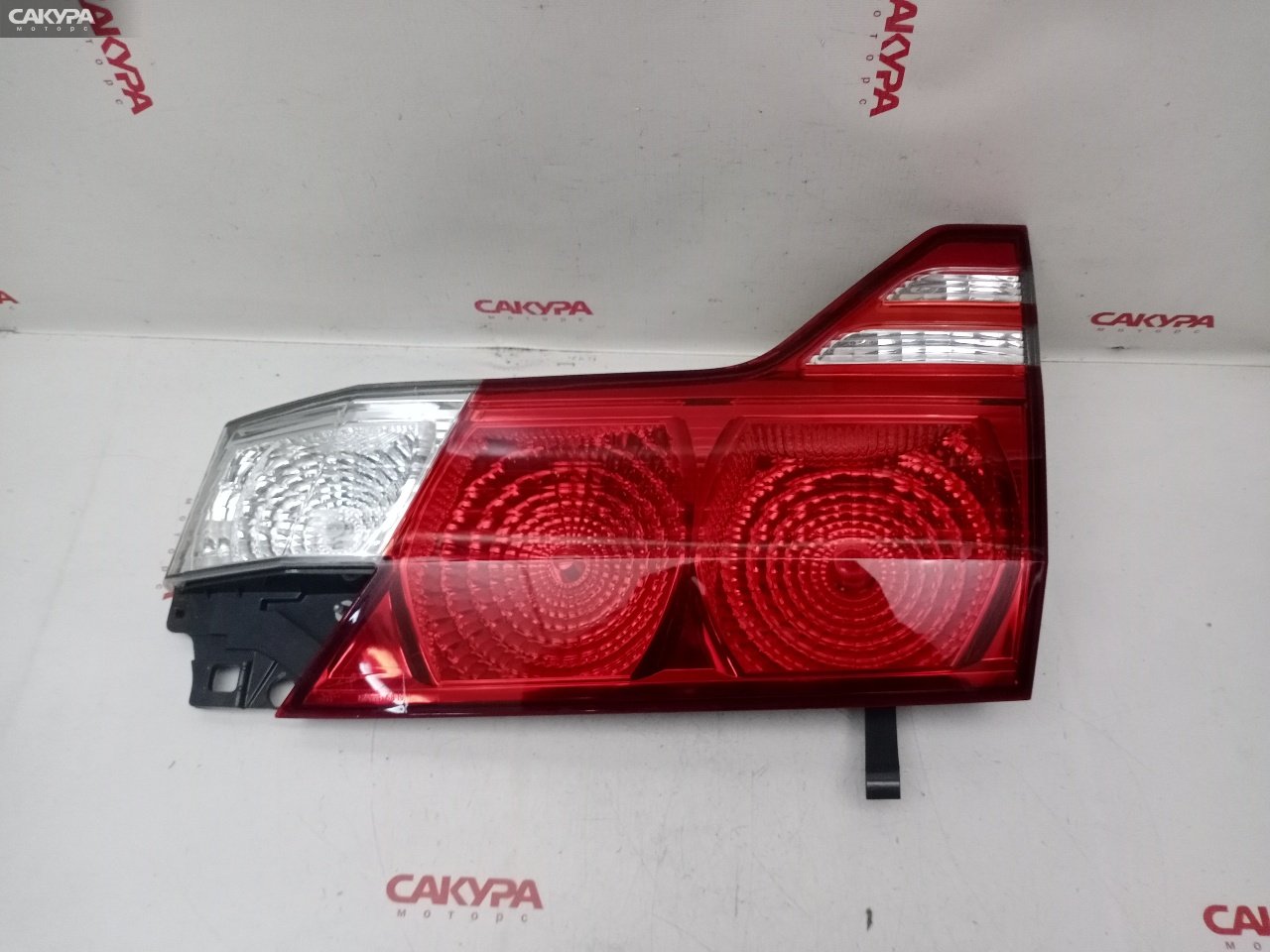 Фонарь вставка багажника правый Toyota Alphard MNH10W 1MZ-FE 58-19: купить в Сакура Красноярск.
