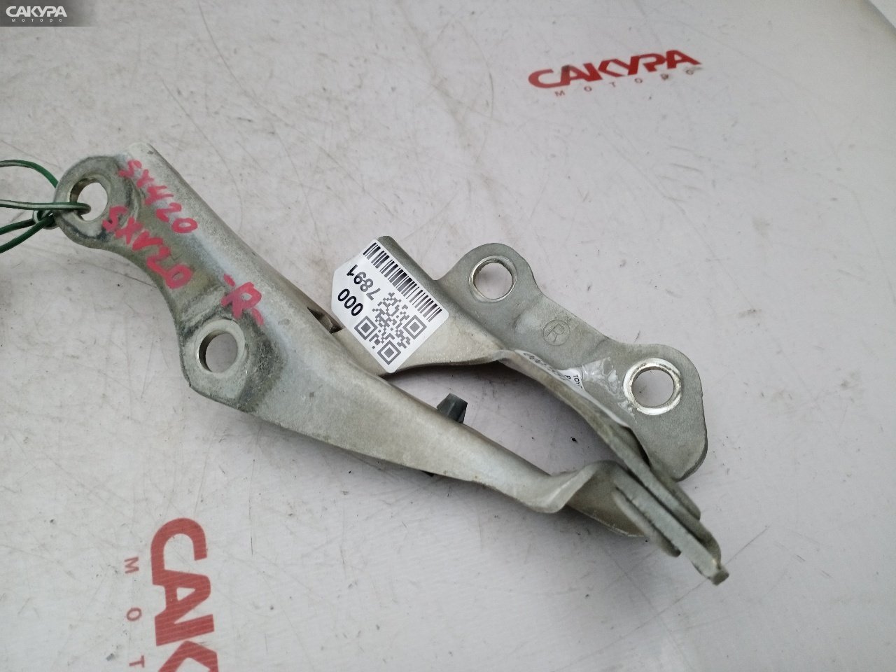 Кронштейн капота правый Toyota Mark II Qualis SXV20W 5S-FE: купить в Сакура Красноярск.