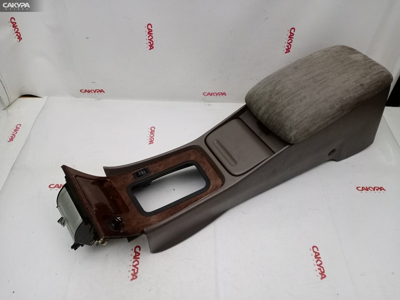 Бардачок Nissan Laurel HC35 RB20DE: купить в Сакура Красноярск.