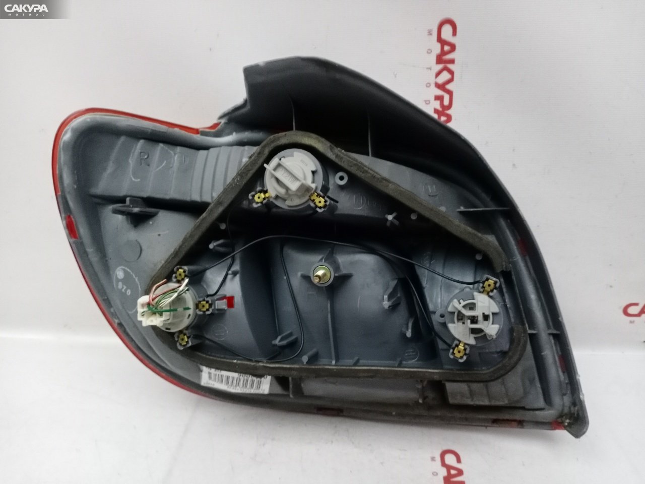 Фонарь стоп-сигнала правый Toyota Vitz SCP10 1SZ-FE 52-004: купить в Сакура Красноярск.