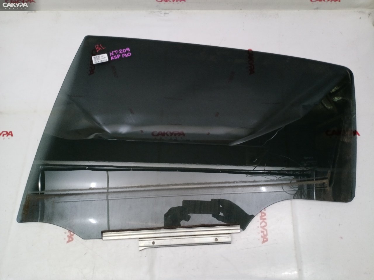 Стекло боковое заднее левое Toyota Vitz KSP130 1KR-FE: купить в Сакура Красноярск.