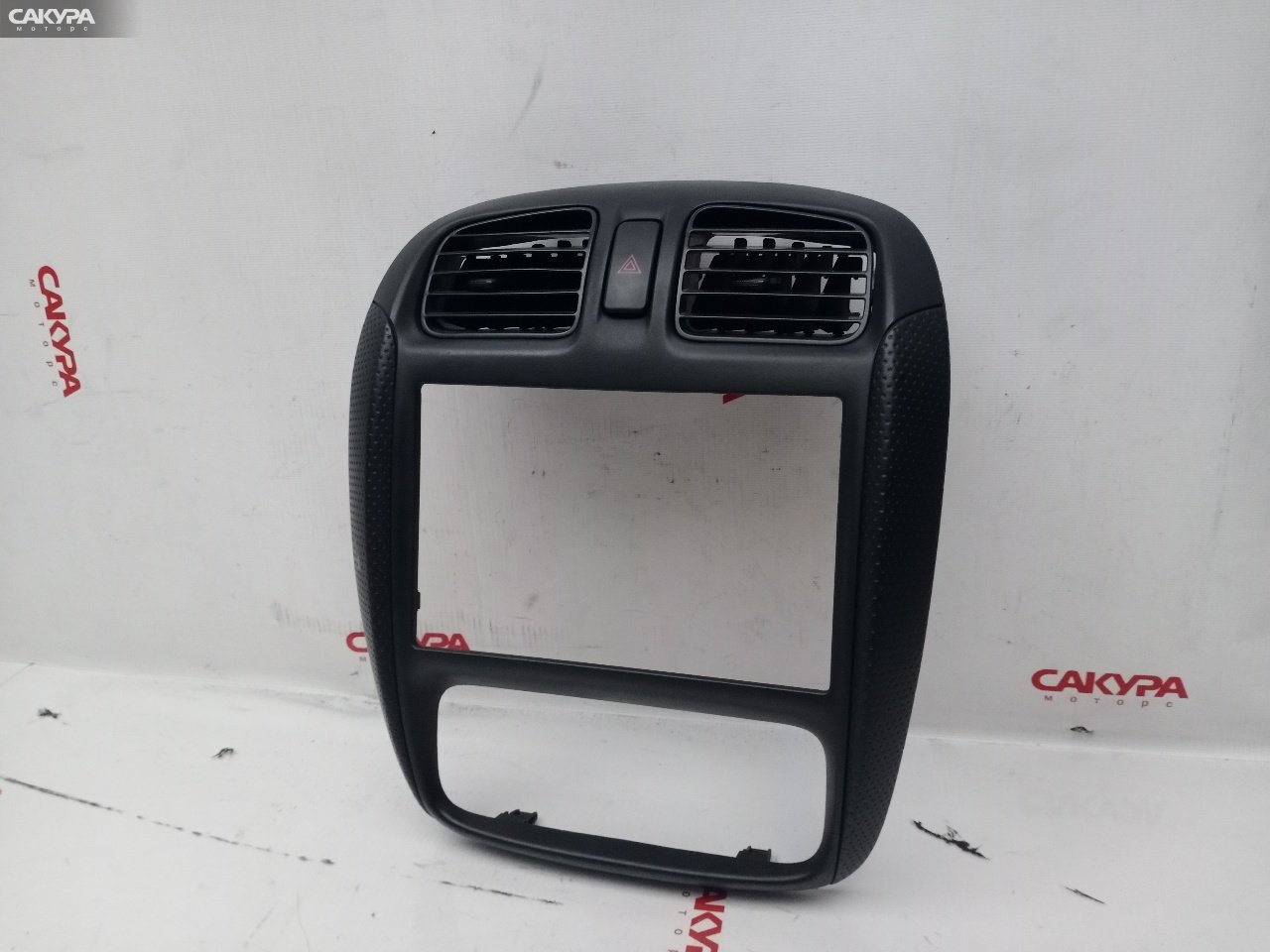Рамка магнитолы Mazda Demio DW3W B3E: купить в Сакура Красноярск.