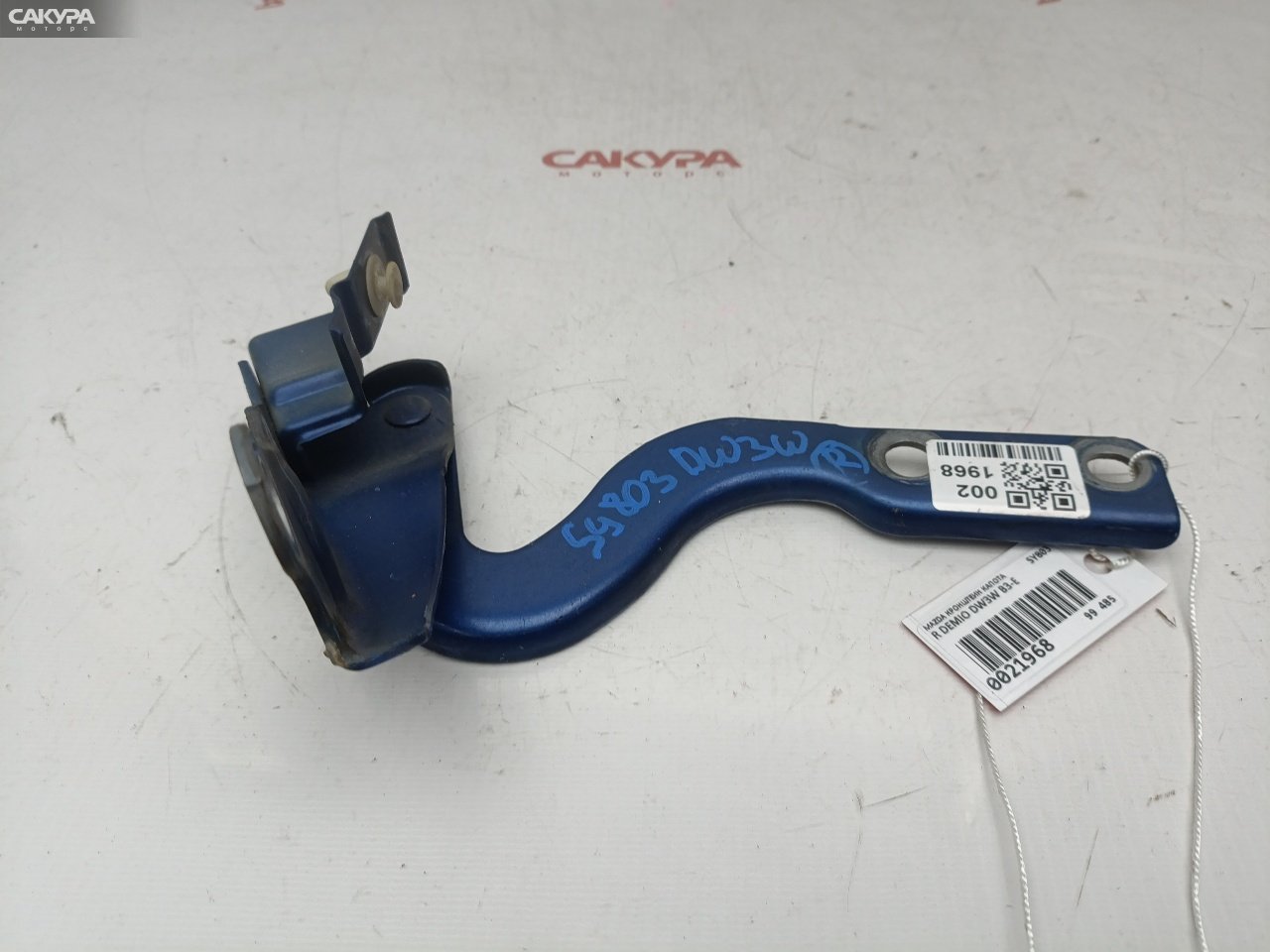 Кронштейн капота правый Mazda Demio DW3W B3E: купить в Сакура Красноярск.