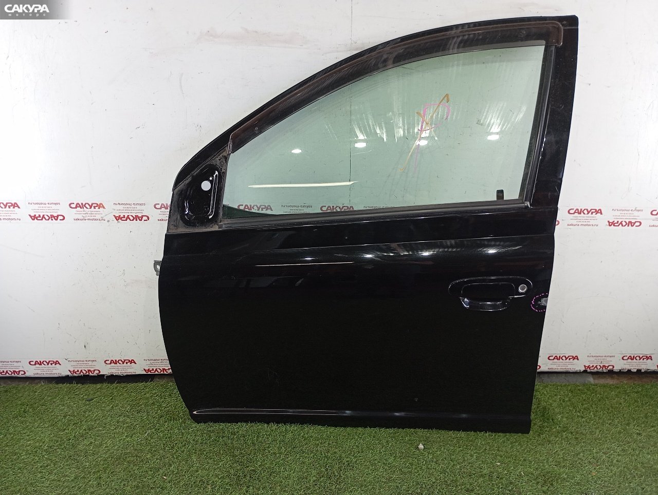 Дверь боковая передняя левая Toyota Vitz SCP10 1SZ-FE: купить в Сакура Красноярск.