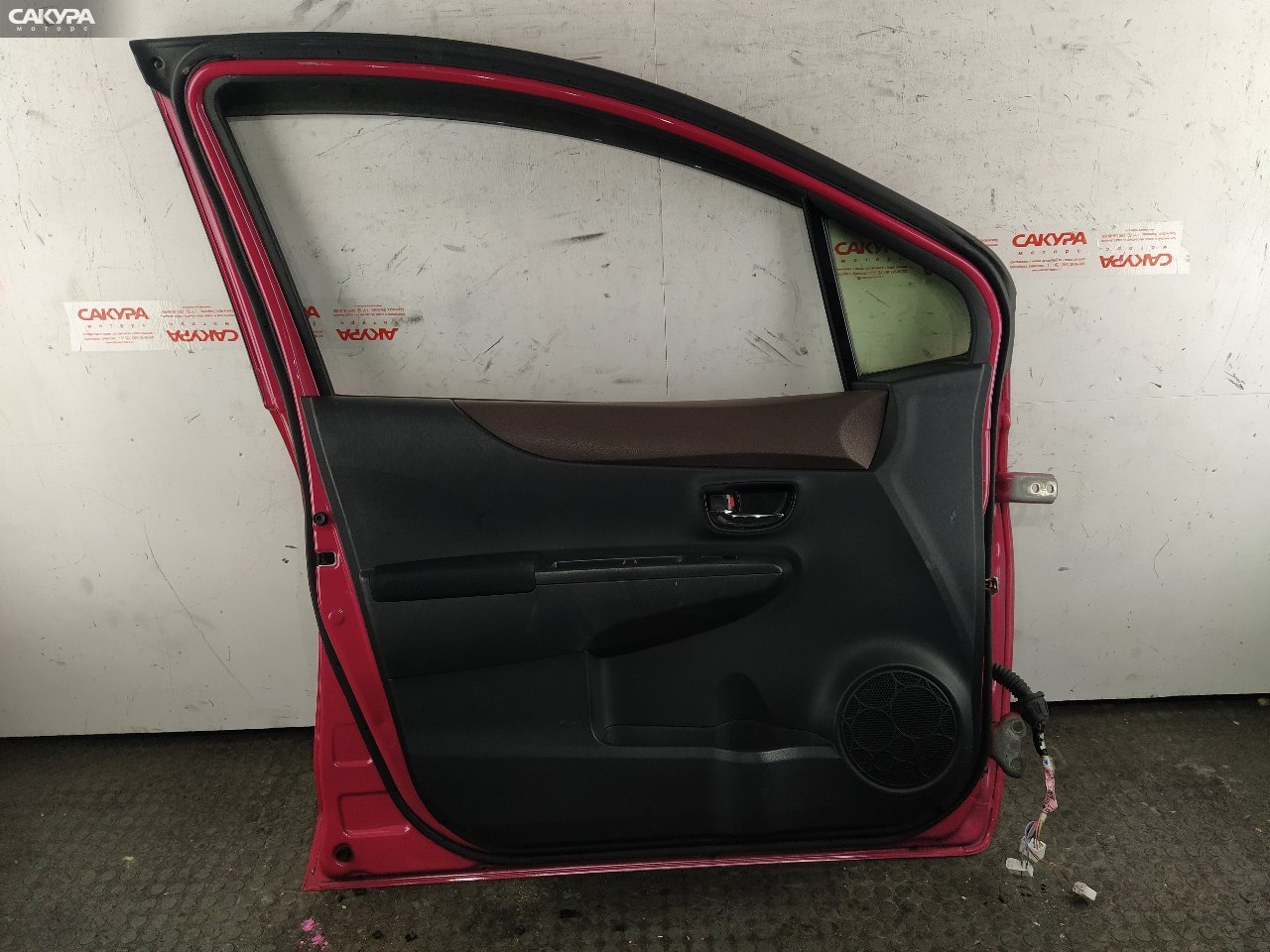 Дверь боковая передняя левая Toyota Vitz KSP130 1KR-FE: купить в Сакура Красноярск.