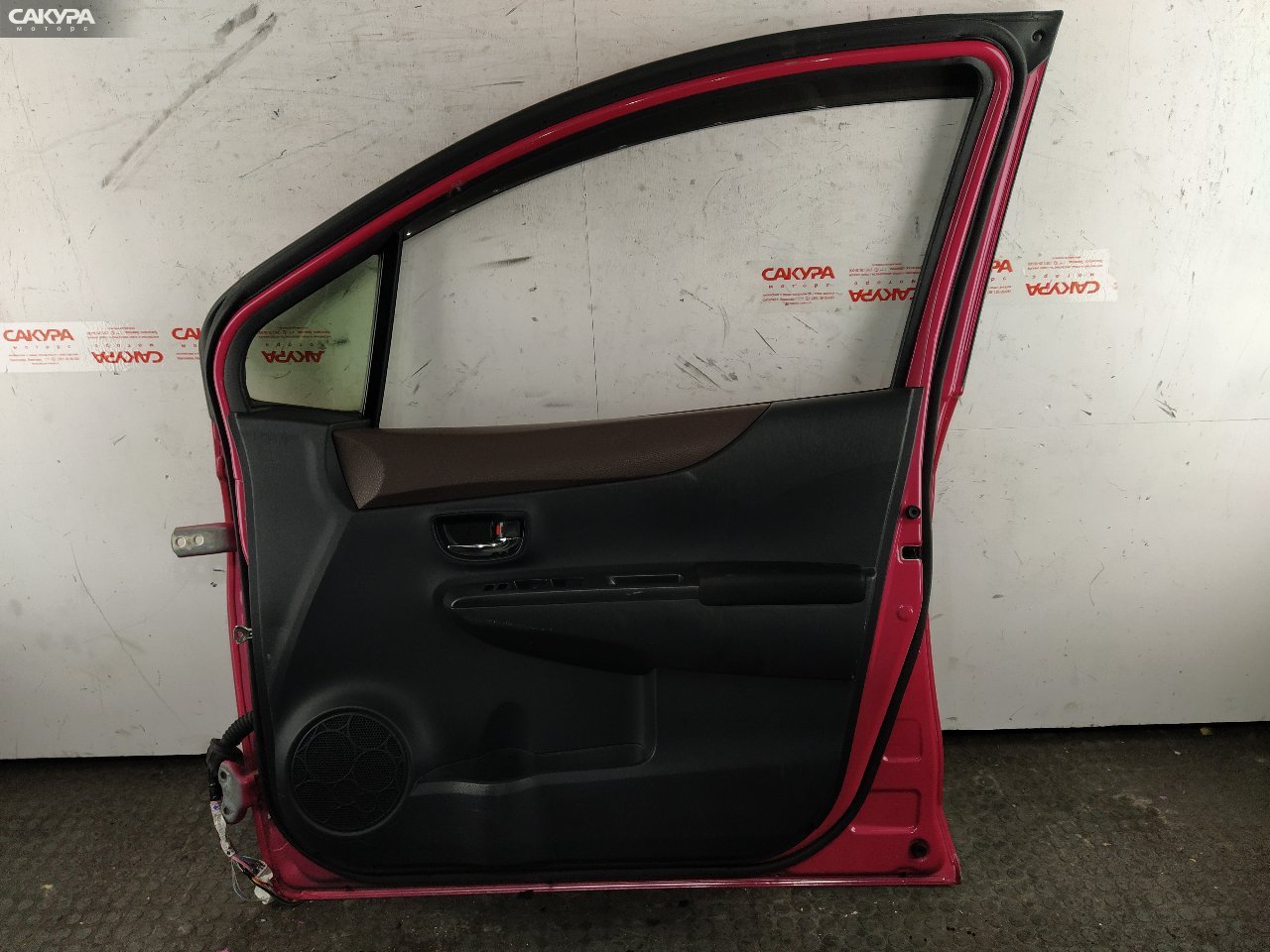 Дверь боковая передняя правая Toyota Vitz KSP130 1KR-FE: купить в Сакура Красноярск.