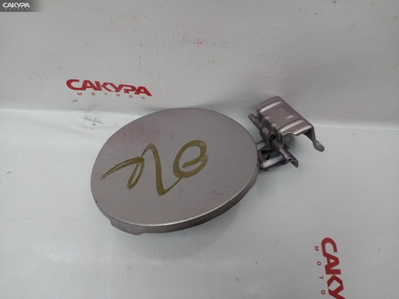 Лючок топливного бака Toyota Vitz NSP130 1NR-FE: купить в Сакура Красноярск.