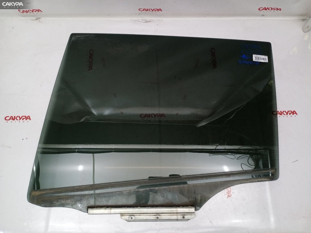 Стекло боковое заднее левое Toyota Corolla Spacio NZE121N 1NZ-FE: купить в Сакура Красноярск.