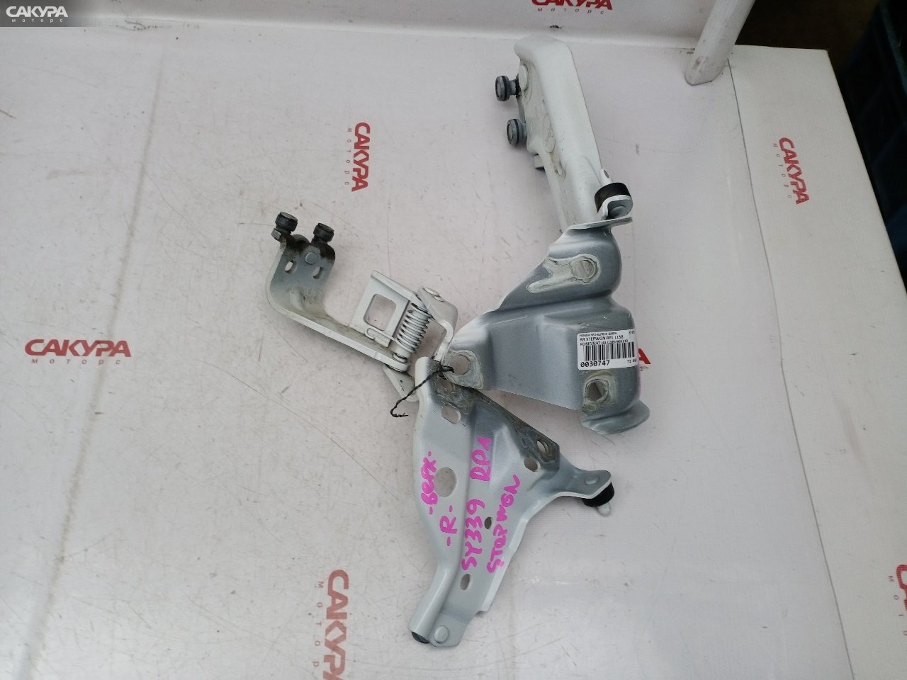 Кронштейн двери задний правый Honda Stepwgn RP1 L15B: купить в Сакура Красноярск.