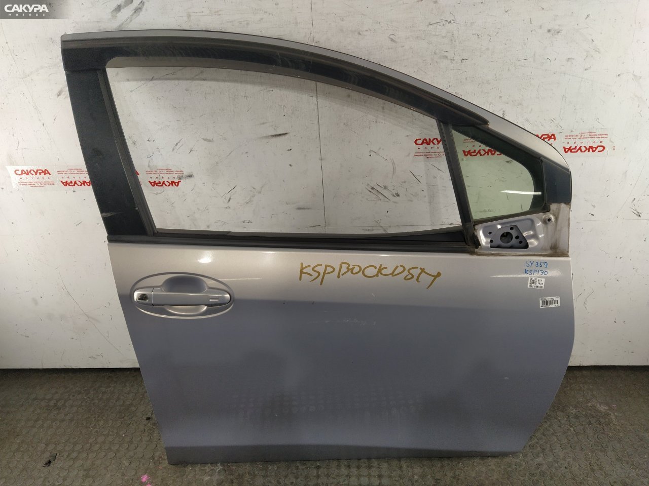 Дверь боковая передняя правая Toyota Vitz KSP130 1KR-FE: купить в Сакура Красноярск.