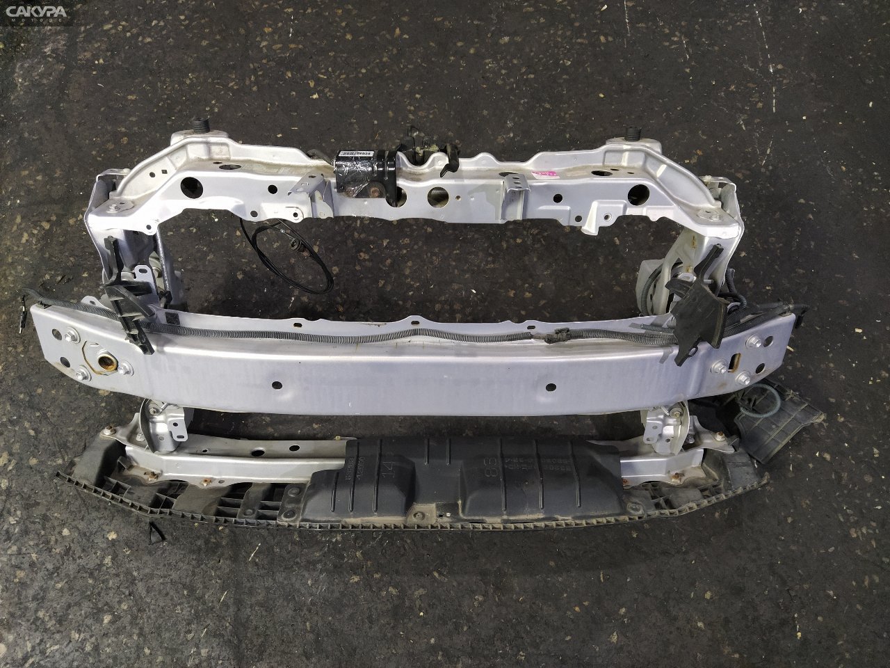 Рамка радиатора Toyota Vitz KSP130 1KR-FE: купить в Сакура Красноярск.