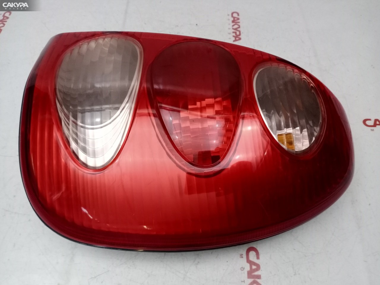 Фонарь стоп-сигнала правый Toyota Duet M100A EJ-VE 220-51716: купить в Сакура Красноярск.