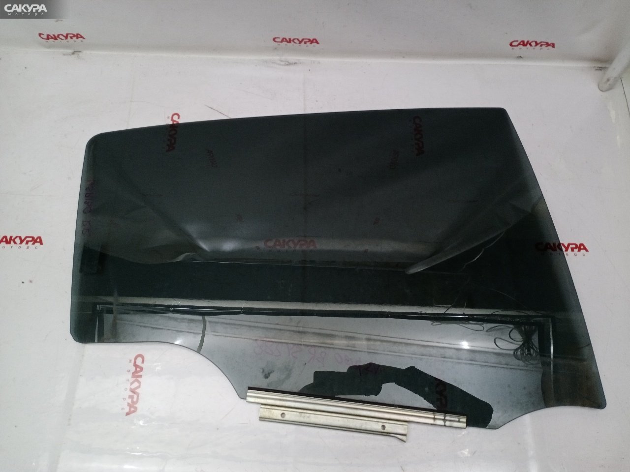 Стекло боковое заднее правое Toyota Vitz NSP130 1NR-FE: купить в Сакура Красноярск.