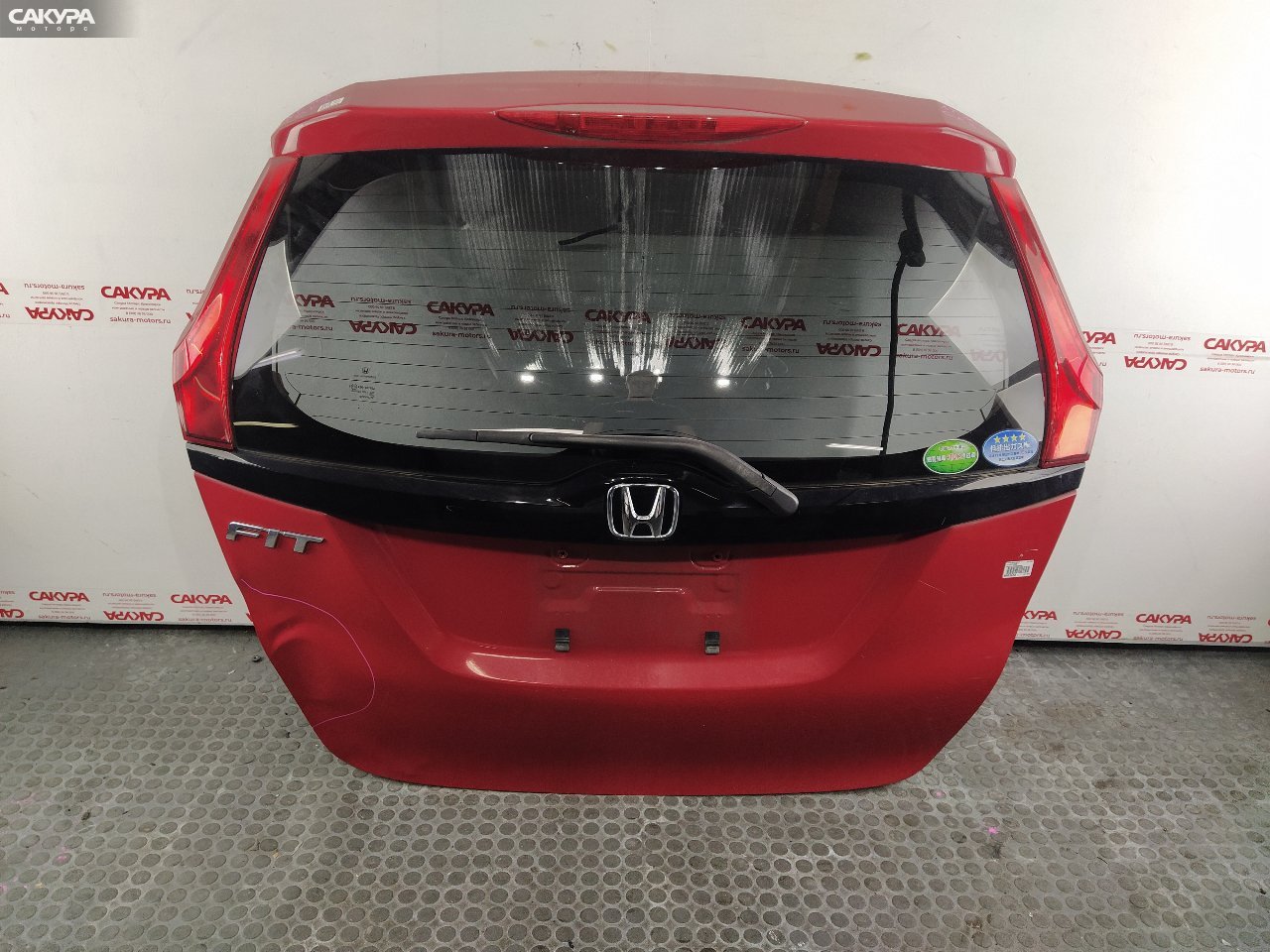 Дверь задняя багажника Honda FIT GK3 L13B: купить в Сакура Красноярск.