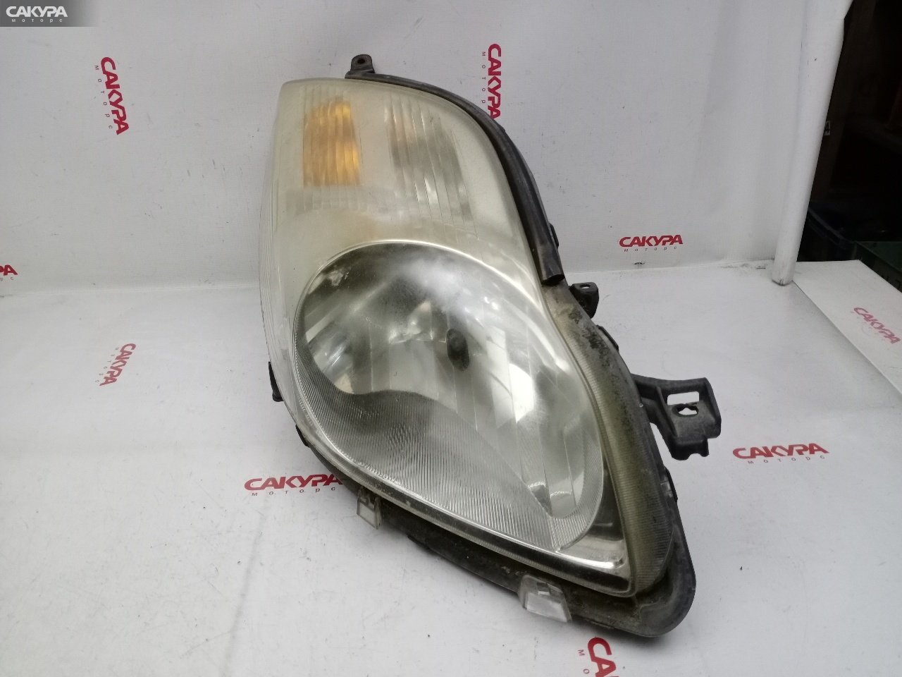 Фара правая Toyota Vitz KSP90 1KR-FE 52-184: купить в Сакура Красноярск.
