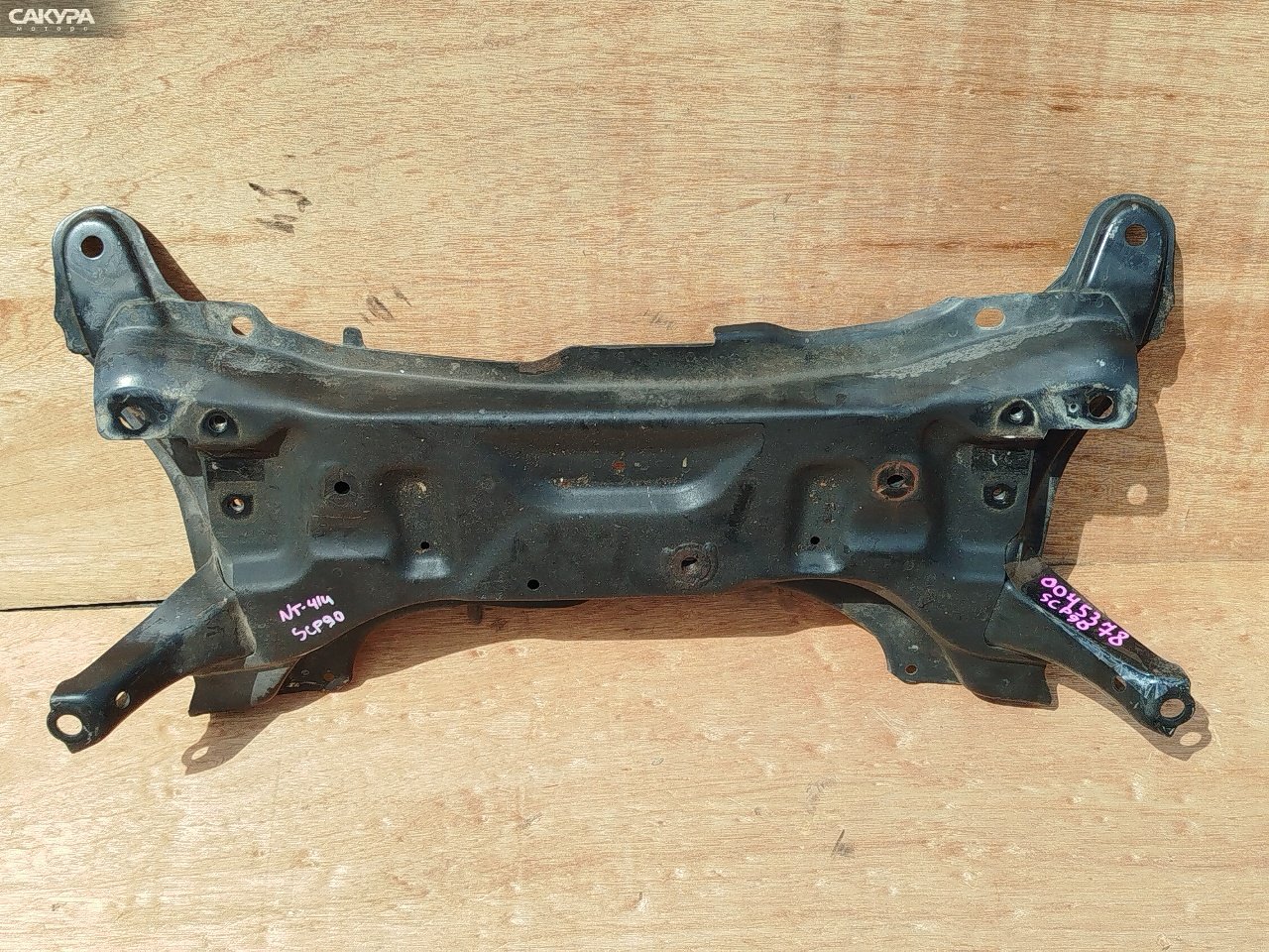 Балка поперечная передняя Toyota Vitz SCP90 2SZ-FE: купить в Сакура Красноярск.