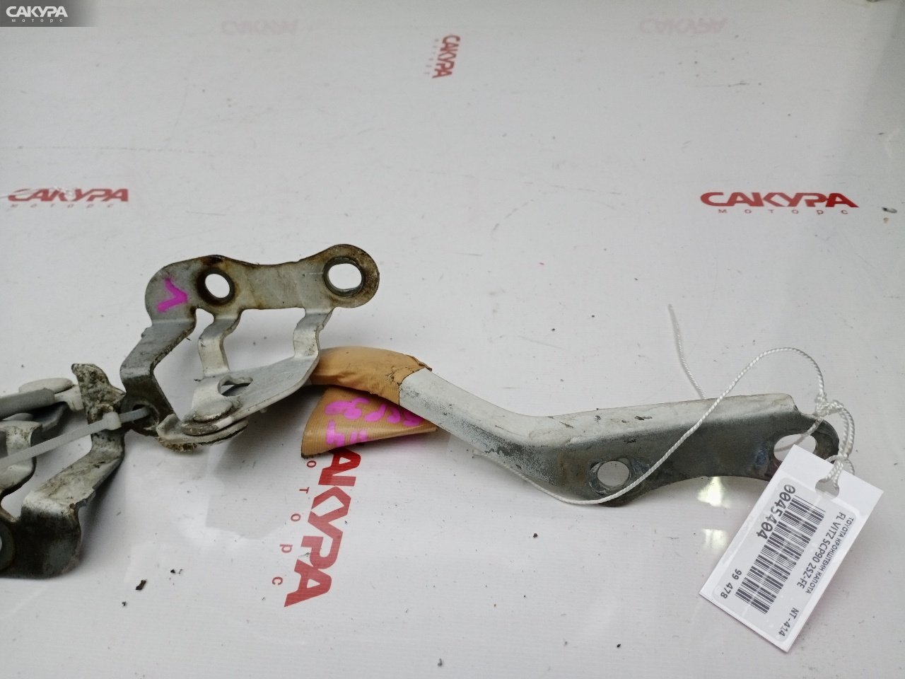 Кронштейн капота передний левый Toyota Vitz SCP90 2SZ-FE: купить в Сакура Красноярск.