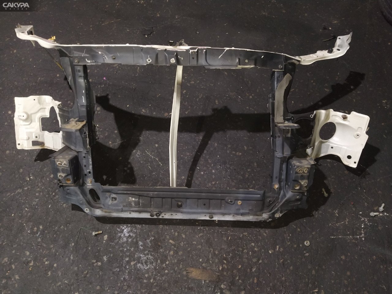 Рамка радиатора Toyota Alphard MNH10W 1MZ-FE: купить в Сакура Красноярск.