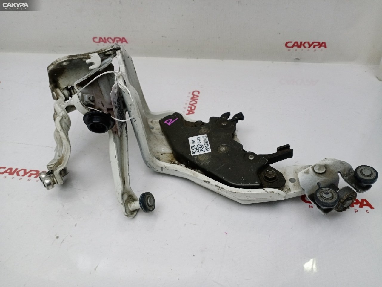 Кронштейн двери задний правый Toyota Alphard MNH10W 1MZ-FE: купить в Сакура Красноярск.