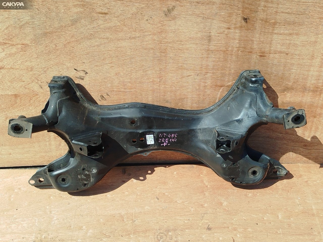 Балка поперечная передняя Toyota Corolla Axio ZRE144 2ZR-FAE: купить в Сакура Красноярск.