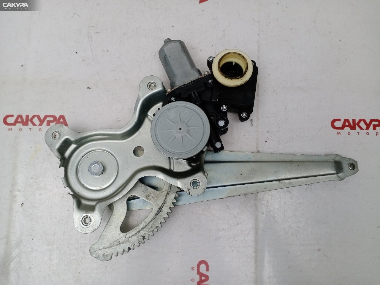 Стеклоподъемник задний правый Toyota Corolla Axio NZE141 1NZ-FE: купить в Сакура Красноярск.