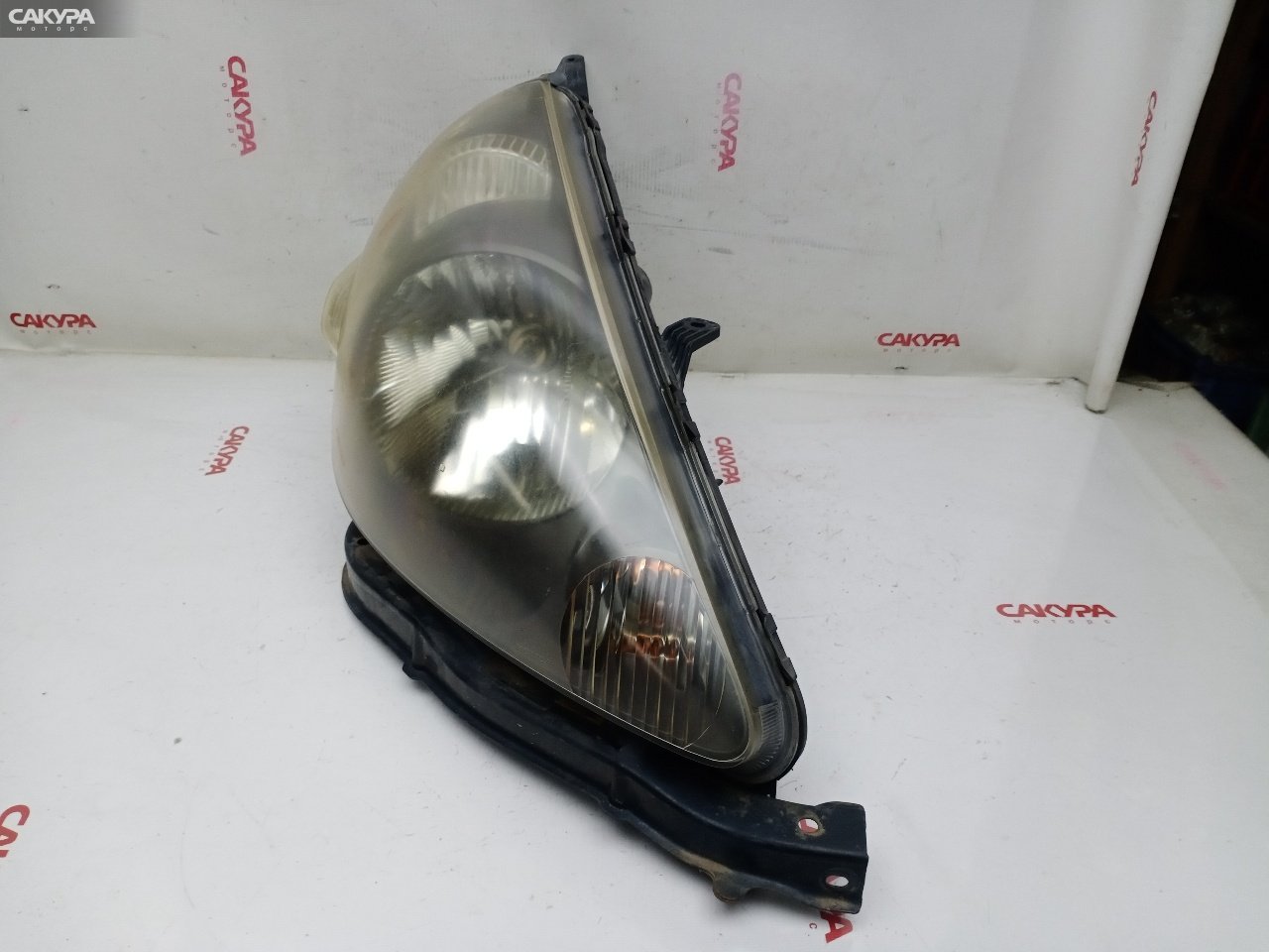 Фара правая Honda FIT GD1 L13A P1680: купить в Сакура Красноярск.