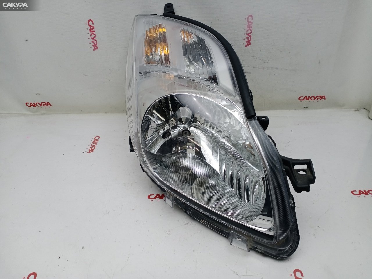 Фара правая Toyota Vitz SCP90 2SZ-FE 52-183: купить в Сакура Красноярск.