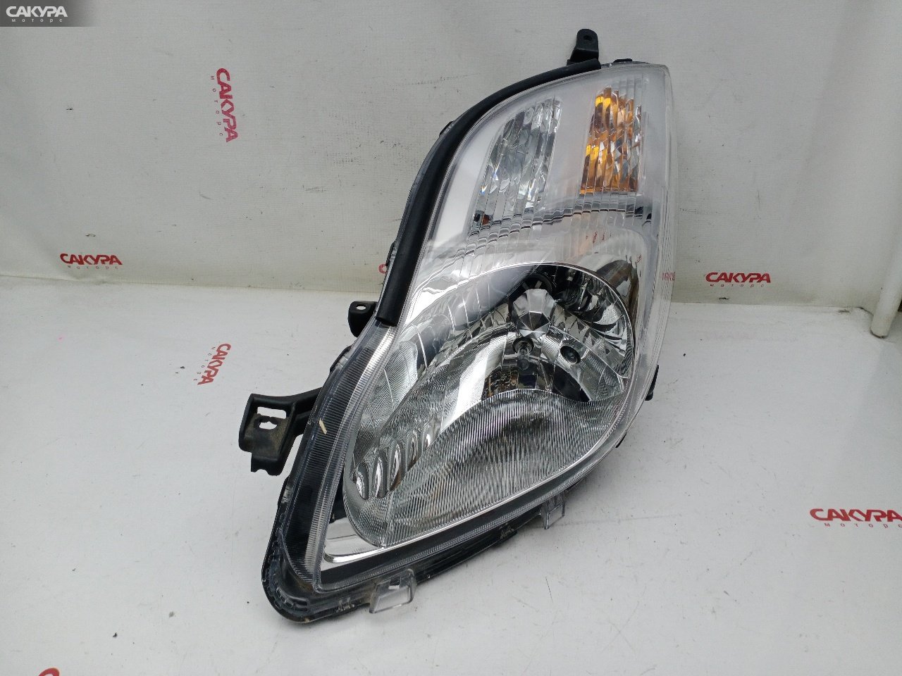 Фара левая Toyota Vitz SCP90 2SZ-FE 52-183: купить в Сакура Красноярск.