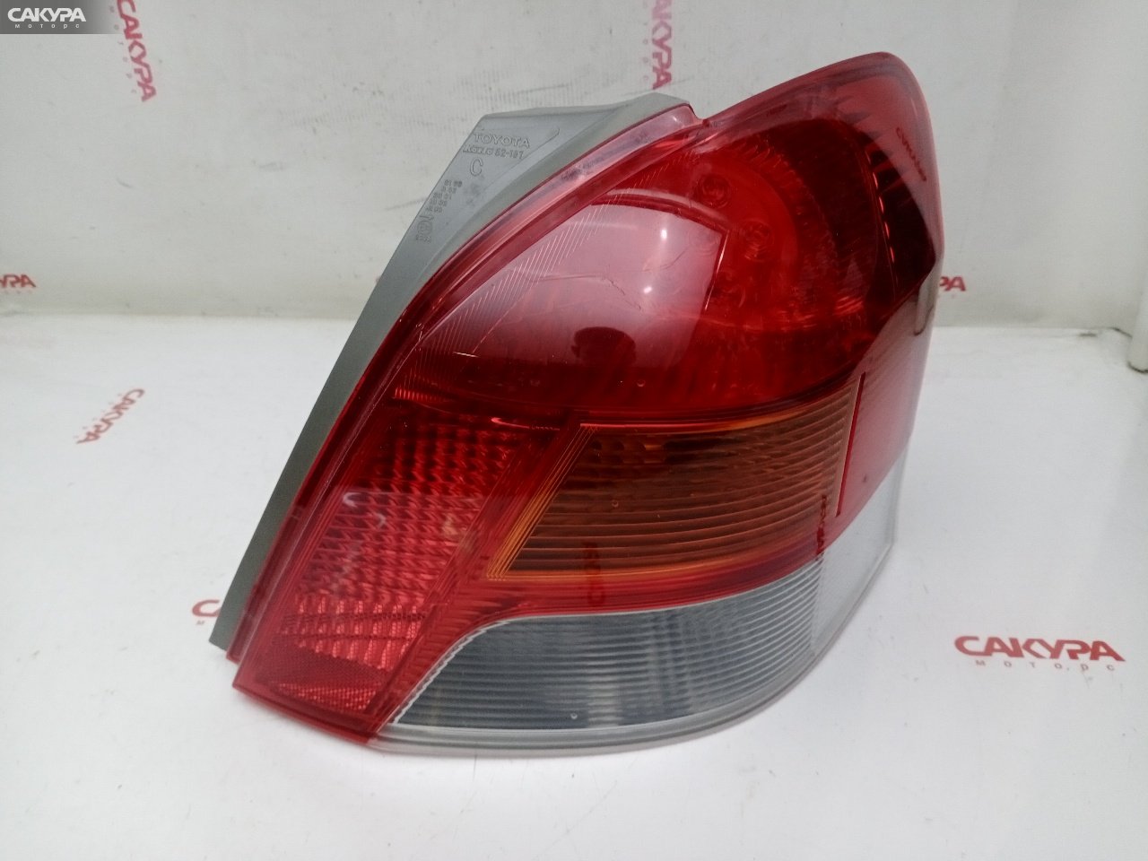 Фонарь стоп-сигнала правый Toyota Vitz SCP90 2SZ-FE 52-187: купить в Сакура Красноярск.