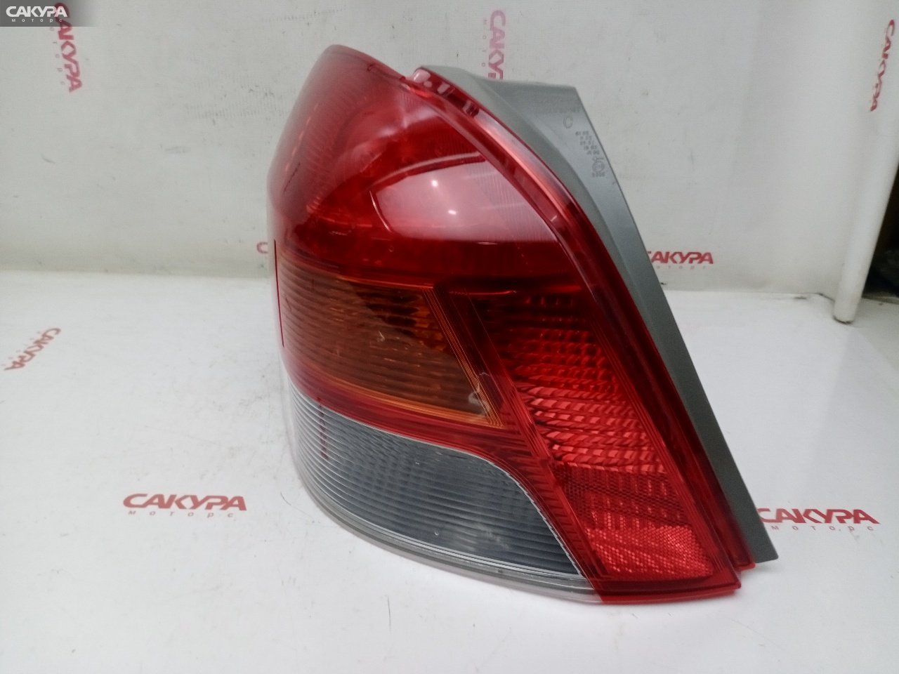 Фонарь стоп-сигнала левый Toyota Vitz SCP90 2SZ-FE 52-187: купить в Сакура Красноярск.