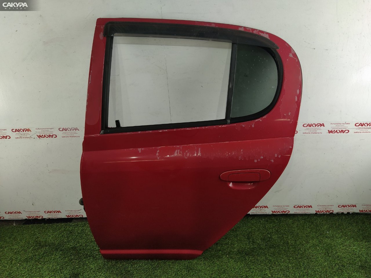 Дверь боковая задняя левая Toyota Vitz SCP10 1SZ-FE: купить в Сакура Красноярск.