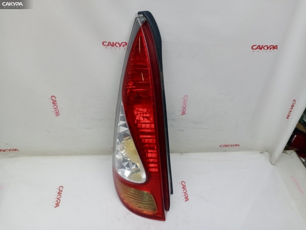 Фонарь стоп-сигнала левый Toyota Funcargo NCP20 2NZ-FE 52-091: купить в Сакура Красноярск.