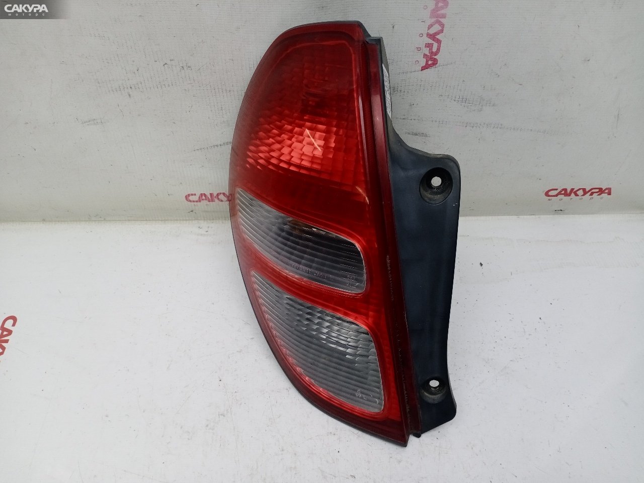 Фонарь стоп-сигнала левый Toyota Duet M100A EJ-VE 220-51677: купить в Сакура Красноярск.