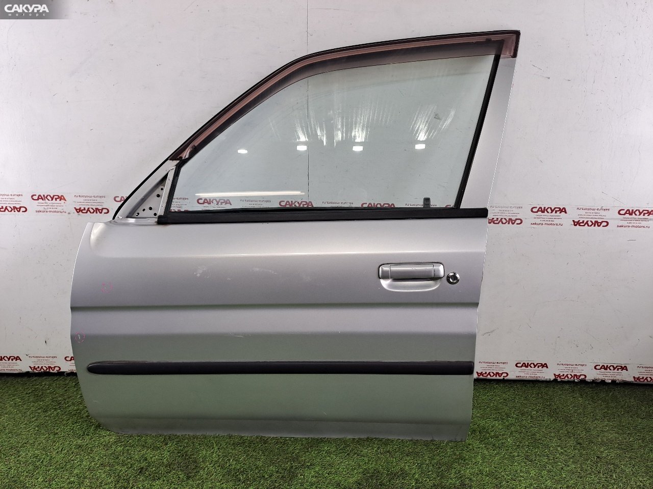 Дверь боковая передняя левая Mazda Demio DW3W B3E: купить в Сакура Красноярск.