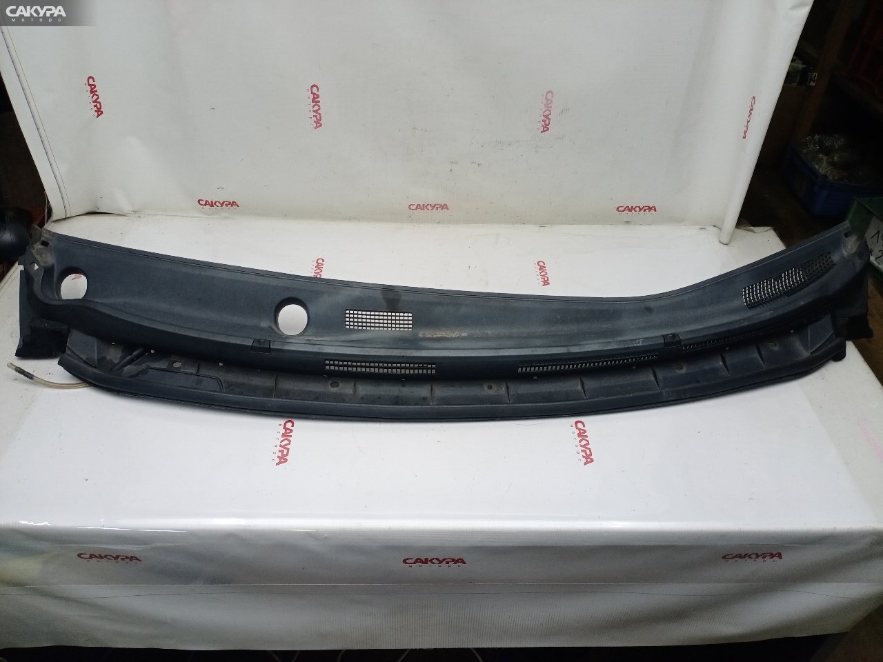 Решетка под лобовое стекло Nissan Note HE12 HR12DE: купить в Сакура Красноярск.