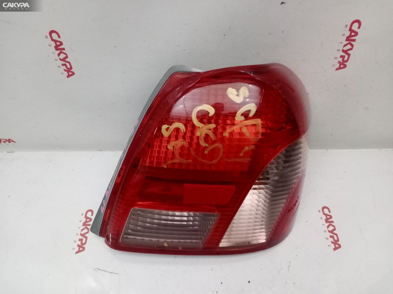 Фонарь стоп-сигнала правый Toyota Platz SCP11 1SZ-FE 52-013: купить в Сакура Красноярск.