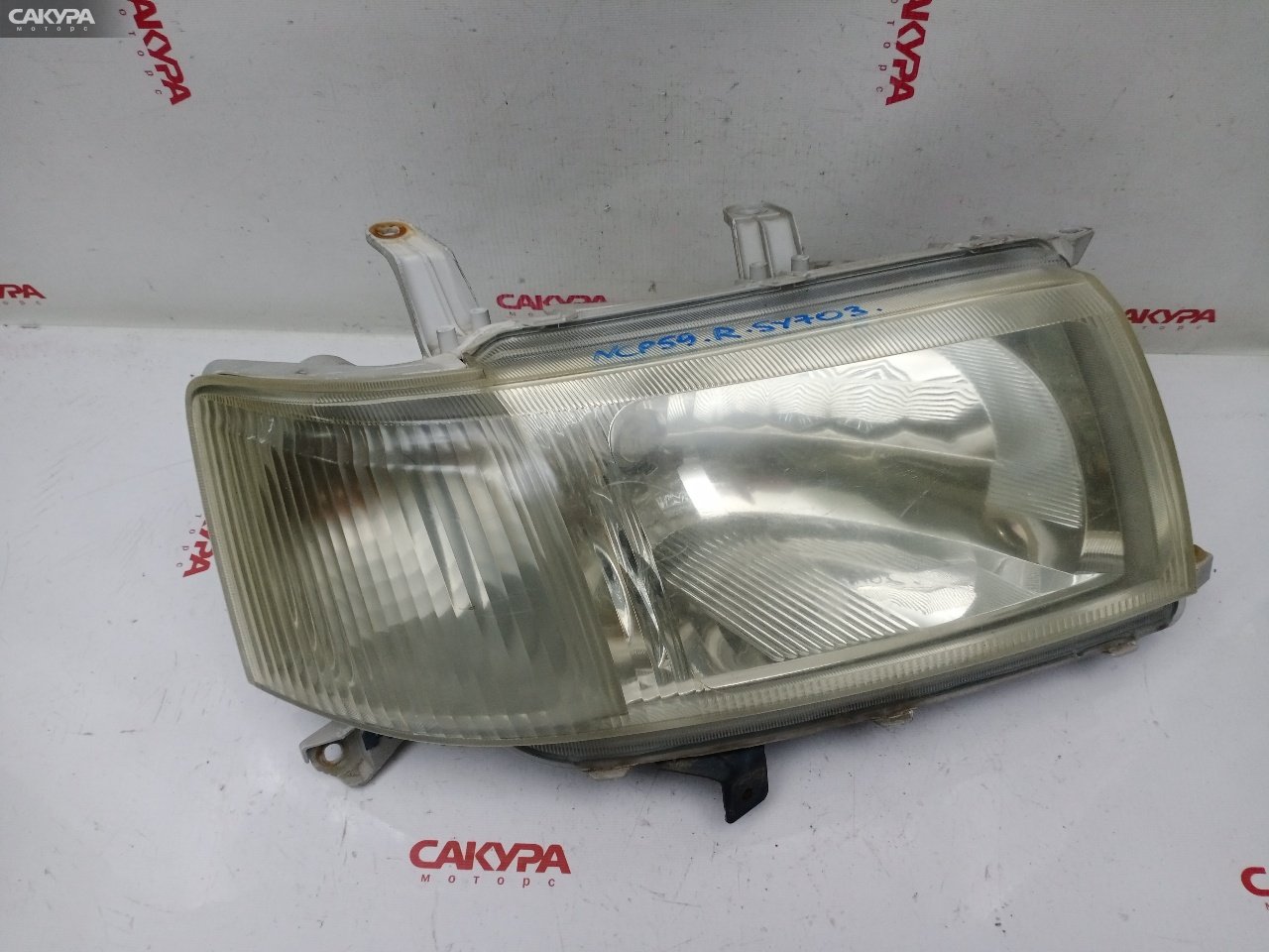 Фара правая Toyota Probox NCP59G 1NZ-FE 52-075: купить в Сакура Красноярск.