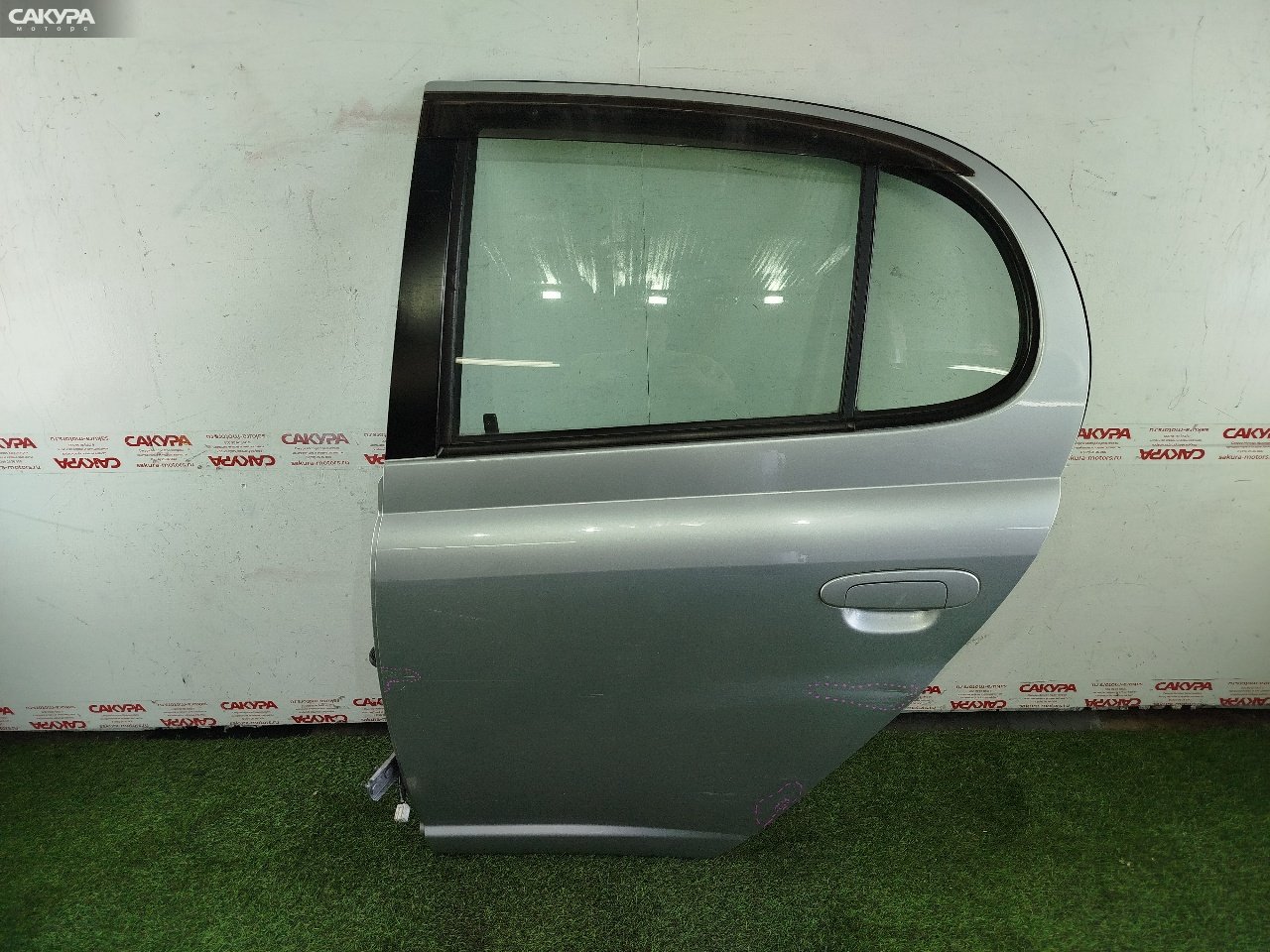 Дверь боковая задняя левая Toyota Platz SCP11 1SZ-FE: купить в Сакура Красноярск.
