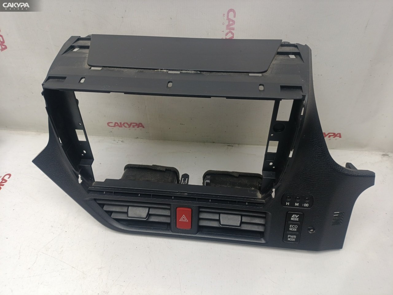 Рамка магнитолы Toyota Noah ZWR80 2ZR-FXE: купить в Сакура Красноярск.