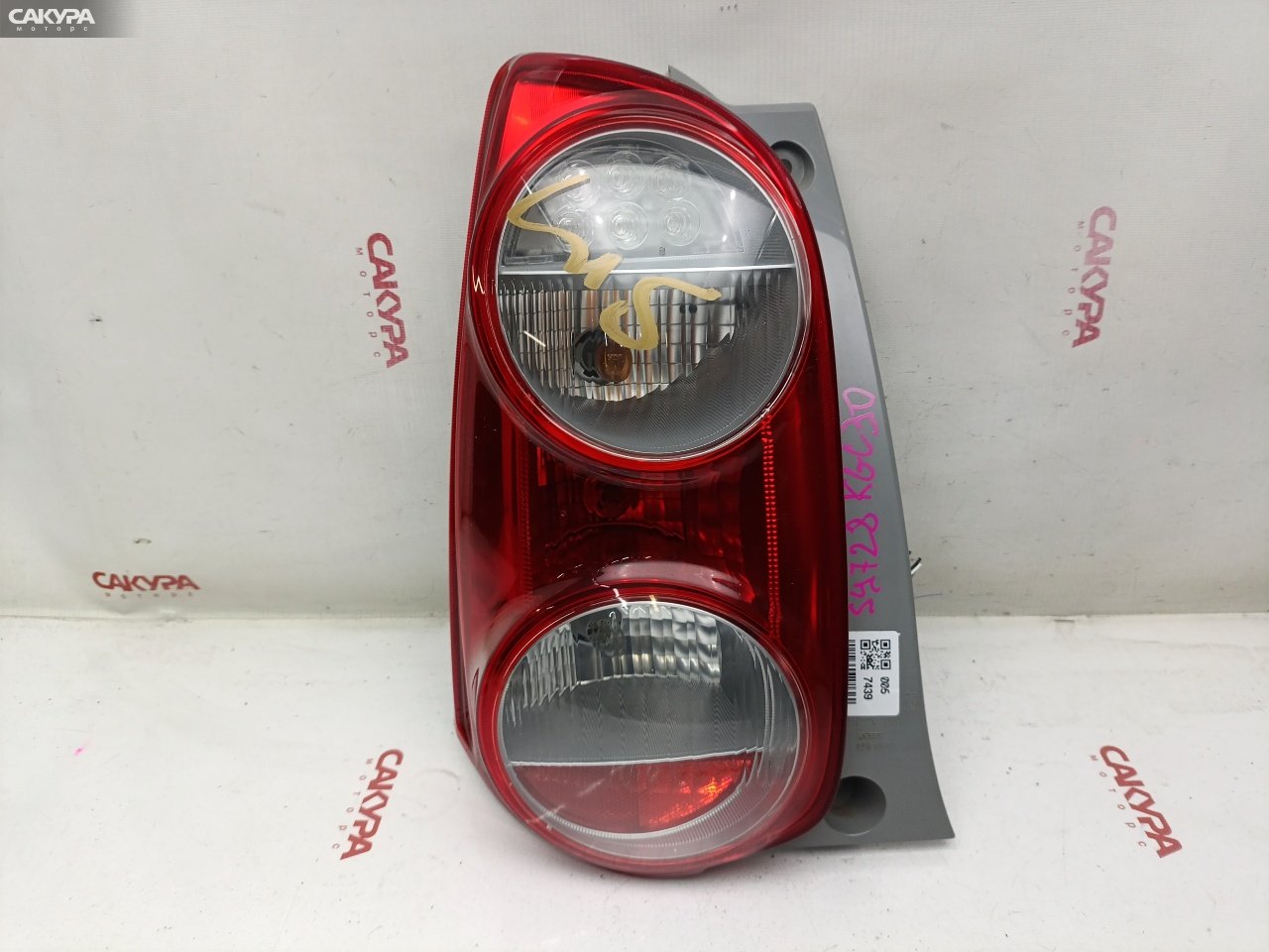 Фонарь стоп-сигнала левый Toyota Passo KGC30 1KR-FE 220-51004: купить в Сакура Красноярск.