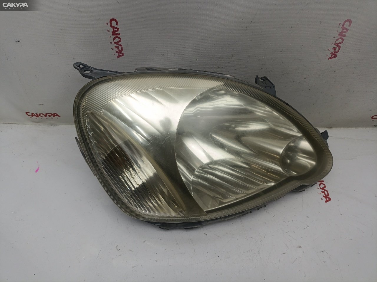 Фара правая Toyota Vitz SCP13 2SZ-FE 52-046: купить в Сакура Красноярск.